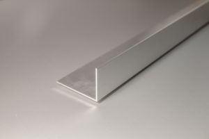 Perfil de aluminio ángulos lados desiguales
